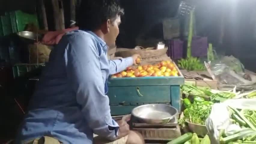 🍅 टमाटर का दाम सुनते ही ग्राहक ने बदला अपना मन 1 किलो के जगह 100 gm लेने का लिया निर्णय#टमाटर 200 kgझुमरी तिलैया कोडरमा