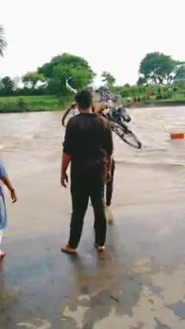 बीना: पड़रिया और गोदना के बीच शिलार नदी उफान पर ग्रामीण व स्कूल के छात्र छात्राओं ने जान जोखिम में डालकर  नदी पार की #नदी