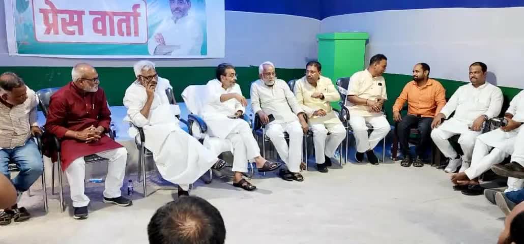 #पटना
#राष्ट्रीय_लोक_जनता_दल के राष्ट्रीय अध्यक्ष श्री उपेंद्र कुशवाहा जी, पार्टी कार्यालय पटना में बिहार के सभी प्रकोष्ठ के प्रदेश अध्यक्ष के साथ बैठक कर विचार विमर्श किये है और पार्टी क़ो मजबूत बनाने हेतु दिशा निर्देश दिए है
