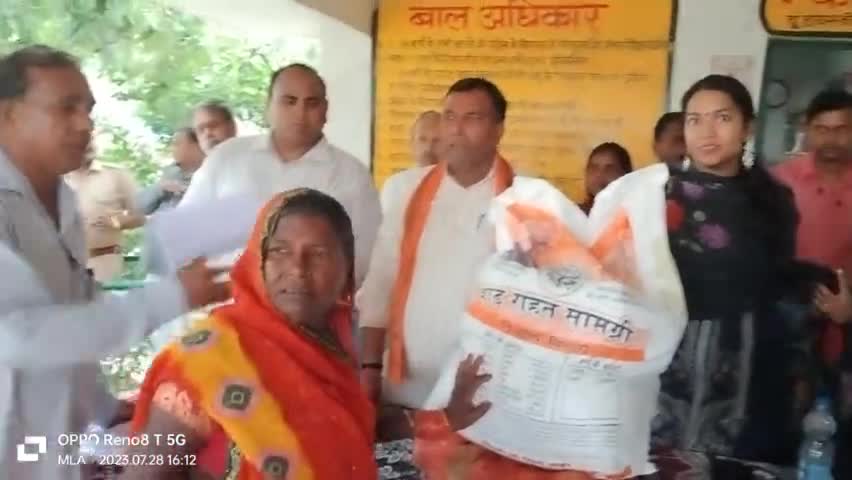 आज विधानसभा क्षेत्र के अन्तर्गत ग्राम पंचायत #फरीदपुर_कट्टर के मजरा #पूराहास में बाढ़ से प्रभावित लोगो को #राहत_सामग्री वितरित की,उत्तर प्रदेश की सरकार इस दुःख की घड़ी में आप सभी लोगो के साथ है।