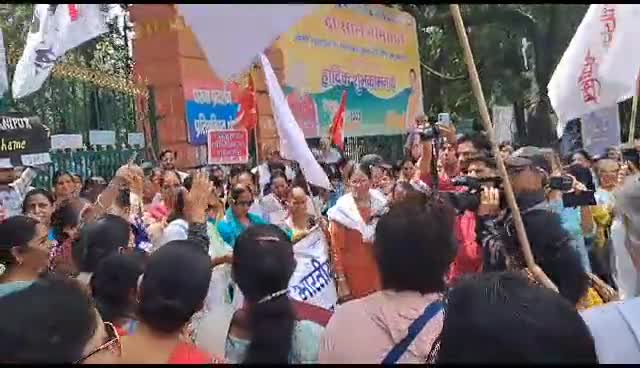आज #देहरादून के तमाम संगठनों द्वारा #मणिपुर हिंसा में महिलाओं पर हुए अत्याचार के विरोध में #मानव_श्रंखला बनाकर विरोध जताया..