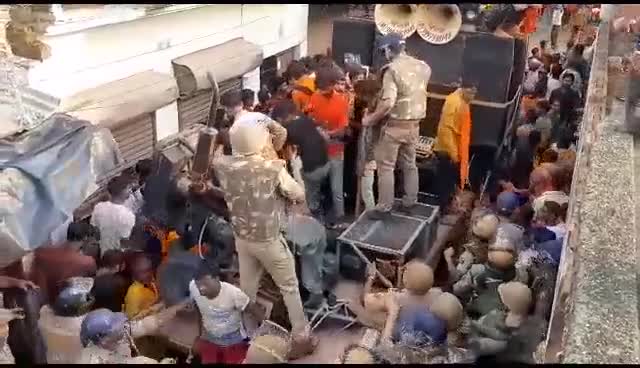बरेली मे कावंड़ियों पर हुए लाठीचार्ज का वीडियो आया सामने -SSP का हुआ ट्रांसफर  #बरेली #लाठीचार्ज #बरेलीपुलिस