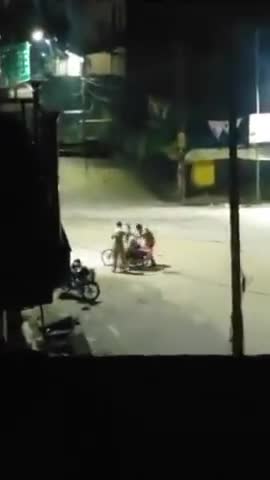 देवरिया में पीआरडी जवानों ने पानी मांगने पर दिव्यांग को जमकर पीटा, जवानों को ड्यूटी से हटाया गया,video viral
#viralreel