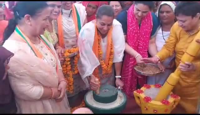 #ऐलनाबाद के गांव निरबाण में कार्यक्रम, मोटा अनाज को प्रोत्साहित करने के साथ बहनों के साथ तीज त्यौहार मनाई, पौधारोपण किया