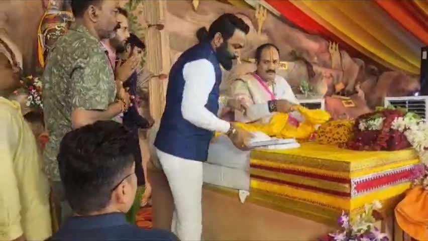 "शिव अनंत शिव कृपा अनंता"🌼📿🔱
पवित्र पुरुषोत्तम #श्रावण #मास में #तिल्दा #नेवरा में आयोजित श्री #कांवड़ #शिव_महापुराण_कथा में सुप्रसिद्ध शिव कथा वाचक कथा व्यास आचार्य प्रदीप मिश्रा जी का आशीष प्राप्त कर उन्हें यथार्थ गीता भेंट किया 🙏🏻