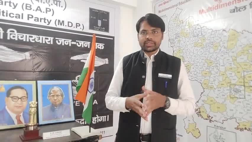 #दिल्ली_सरकार की नकल पर बने यूपी मे #हेल्थ_एटीएम अंदर से खोखले डॉक्टर का अता पता नही #हेल्थ_ATM में लगे रहते हैं ताले