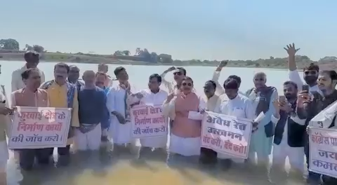 किसान भाइयों को प्रति बीघा 5 लाख रुपये , अवैध रेत उत्खनन और क्षेत्र की अन्य समस्याओं को लेकर बेतवा नदी में #जलसत्याग्रह किया गया। 
12/02/2023 कोठा बैराज ,कुरवाई