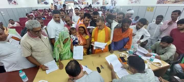 आज #कौशाम्बी संसदीय क्षेत्र के विधानसभा #मंझनपुर स्थित सरस हॉल, विकास भवन में #जनता_दर्शन (#जनसुनवाई) किया एवं सम्माननीय क्षेत्रवासियों को हो रही समस्याओं और शिकायतों से अवगत हुआ एवं उन समस्याओं के शीघ्र निस्तारण हेतु फोन एवं पत्र के माध्यम