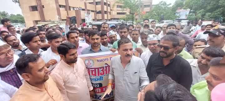 आज #कौशांबी संसदीय क्षेत्र के विधानसभा #मंझनपुर स्थित सरस हॉल, विकास भवन में राज्य सरकार के कर्मचारियों ने पुरानी पेंशन योजना को बहाल करने की मांग को लेकर मुझे ज्ञापन सौंपा।

मैं सभी कर्मचारियों से वादा करता हूं कि उनकी मांगों को राज्