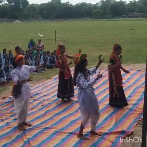 गेंदलिया  में राजीव गांधी ओलंपिक खेलकूद प्रतियोगिता के दौरान आयोजित समारोह में नृत्य प्रस्तुत करती बालिकाएं