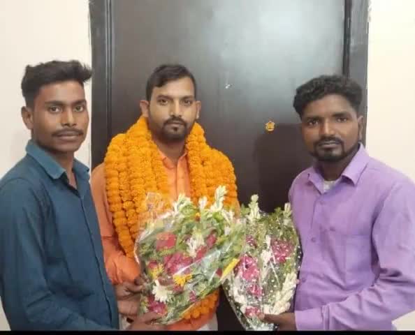 दिनांक 7 अगस्त 2023 को जनपद, #वाराणसी #काशी #विश्वनाथ की धरती पर भाई #प्रदीप प्रजापति के द्वारा #जोरदार_स्वागत किए ।मैं समाज के सभी #सम्मानित साथियों का दिल की #गहराइयों से आभार #प्रकट करता हूं ! और #धन्यवाद देता हूं !।