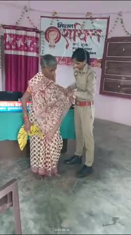 #गुरुबक्शगंज में आरक्षी दीक्षा शुक्ला ने वृद्ध महिला की समस्या के निस्तारण का आश्वासन देकर नए वस्त्र भेंट किए #Goodwork