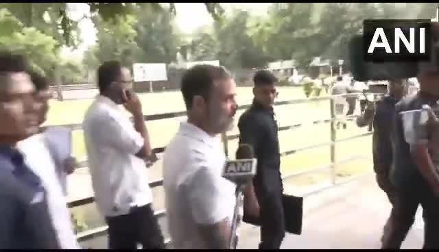 रिपोर्टर - राहुल जी आपको बंगला वापस मिल गया है।

राहुल जी - पूरा हिंदुस्तान मेरा घर है।

#RahulGandhi #PriyankaGandhiVadra #vivekmishrabina #MpCongress #KamalNath