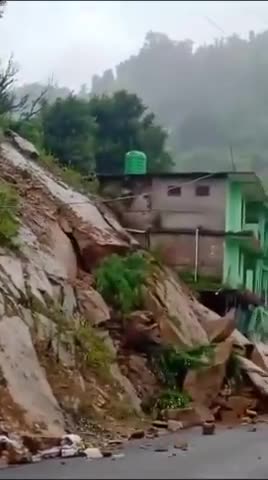 सोनप्रयाग क्षेत्रंतर्गत रामपुर में भरभरा कर गिरा होटल #सोनप्रयाग #होटल