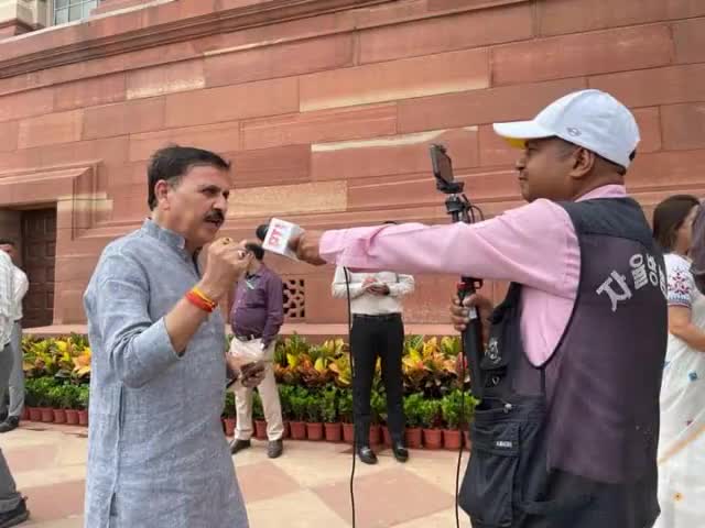 नई दिल्ली के संसद भवन परिसर में आज संसदीय कार्यवाही में भाग लेने से पूर्व माननीय प्रधानमंत्री श्री Narendra Modi जी के नेतृत्व में शुरू की गई क्विट इंडिया मूवमेंट को लेकर मीडिया से खास बातचीत की।

#vinodsonkar #BJP4IND #Kaushambi #BJP4U