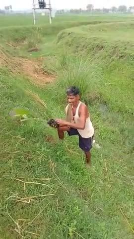 उतरसेरथु पंचायत के 
उतरसेरथु गाँव के संदीप महतो बृक्षा रोपन करते हुये