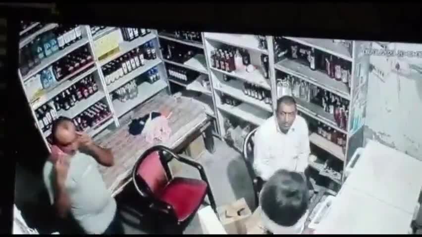 हिसार: सातरोड़ कलां में शराब ठेके पर बदमाशों ने किए फायर, लगभग ₹40000 की नगदी लेकर हुए फरार, घटना CCTV में हुई कैद