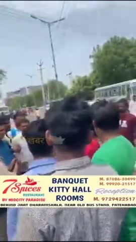 #फतेहाबाद के सिरसा रोड पर स्थित बस स्टेंड से सामने रोडवेज बस और कार में हुई टक्कर, सड़क पर ही भिड़े कार और बस सवार