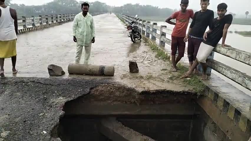 बांस धास के विकास भुरकुरवा पुल पर।
