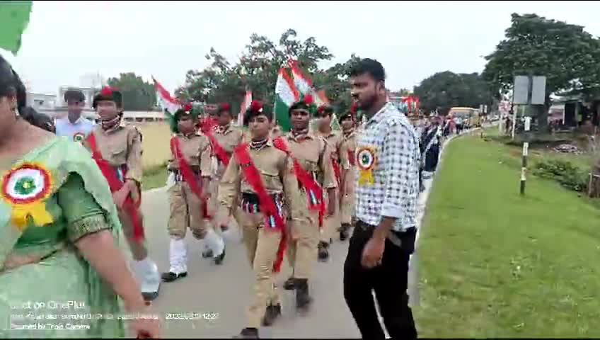 डिवाइन पब्लिक स्कूल के बच्चो ने निकाली प्रभात फेरी व देश भक्ति झाकियाँ