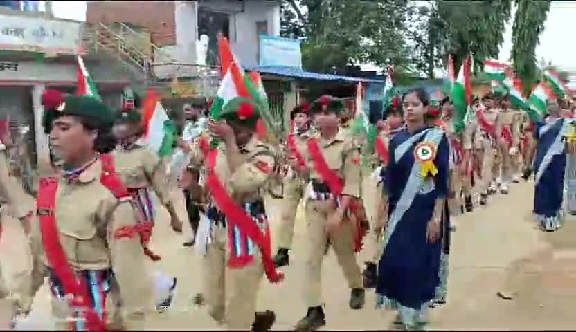 डिवाइन पब्लिक स्कूल के बच्चो ने निकाली प्रभात फेरी व देश भक्ति झाकियाँ