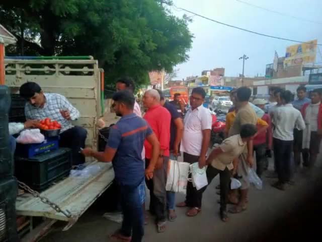 #कौशाम्बी जनपद वासियों को मेरे प्रयासों से नेफेड के द्वारा #ओसा मंडी, #मंझनपुर, #करारी, एवं #प्रयागराज के #झूँसी में सस्ते दर पर नागरिकों को टमाटर उपलब्ध करवाया गया।

#vinodsonkar #BJP4IND #Kaushambi #BJP4UP #prayagraj #uttarpradesh #भाजपा