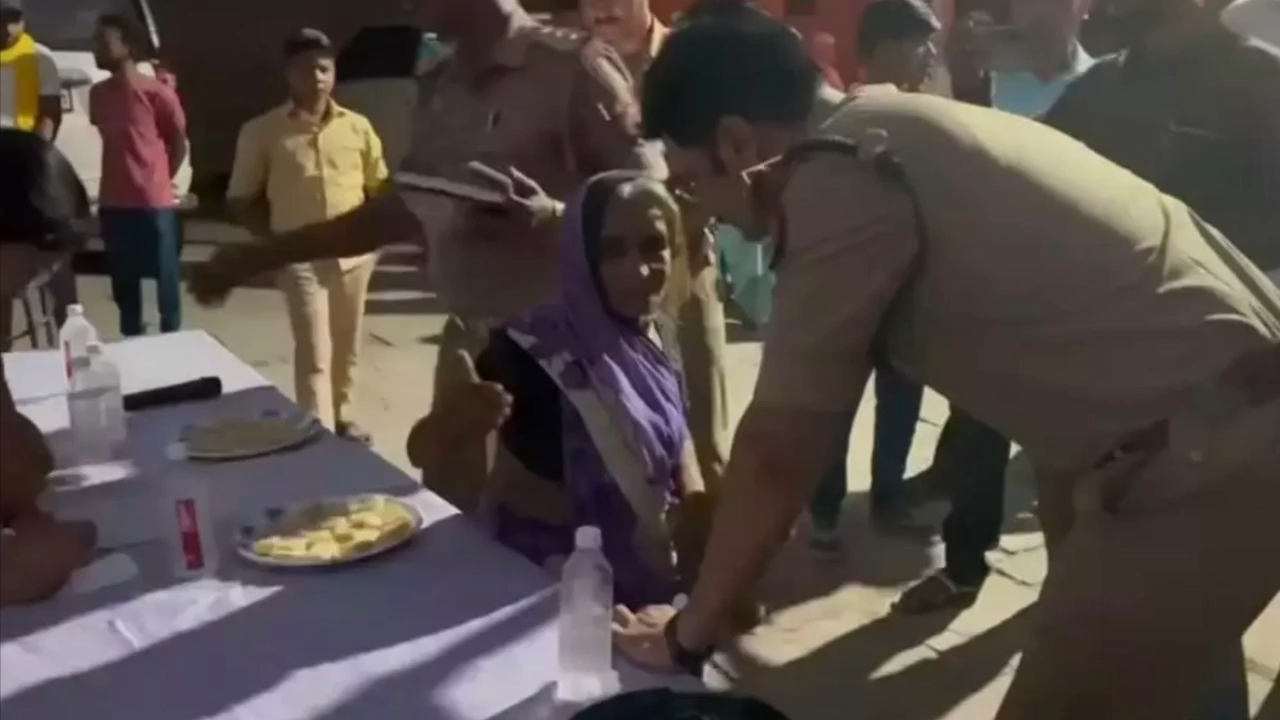 बेसहारा बुजुर्ग दंपति के लिए सहारा बनी चंदौली पुलिस  #anirudhasingh