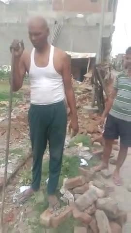 कोल: #Nagarnigam ke na sunne pr Nidhivan colony  ke logo ne khud safai krne lage.Gali no.3