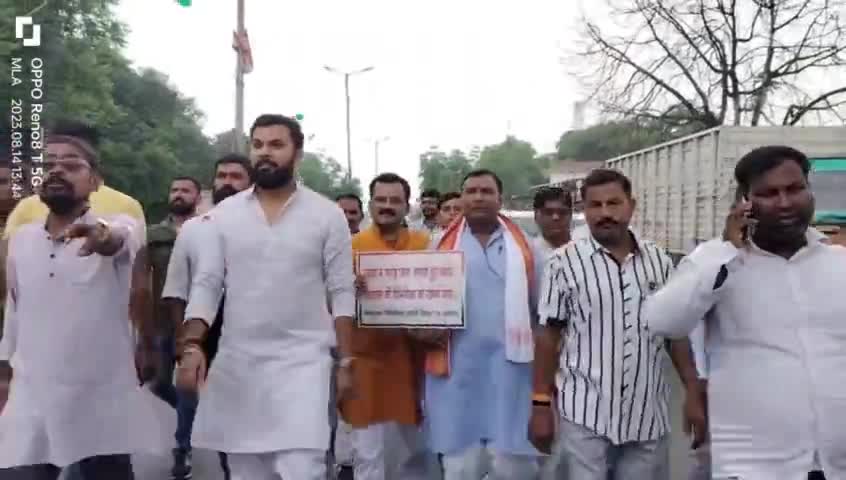 आज उन्नाव में #विभाजन_विभीषिका_स्मृति_दिवस के अवसर पर मौन जुलूस निकालकर देश के बटवारे के दौरान प्राण गंवाने वाले लोगो को श्रद्धांजलि अर्पित की।
#PartitionHorrorsRemembranceDay

BJP Uttar Pradesh MYogiAdityanath