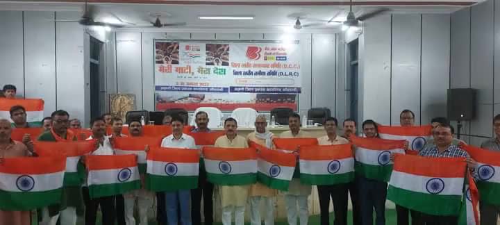 हर घर तिरंगा अभियान के अंतर्गत #कौशाम्बी जनपद के जिला मुख्यालय #मंझनपुर के सरस हॉल में उपस्थित सभी जनमानस को राष्ट्र का स्वाभिमान और गौरव का प्रतीक तिरंगा भेंट किया।

#vinodsonkar #BJP4IND #Kaushambi #BJP4U