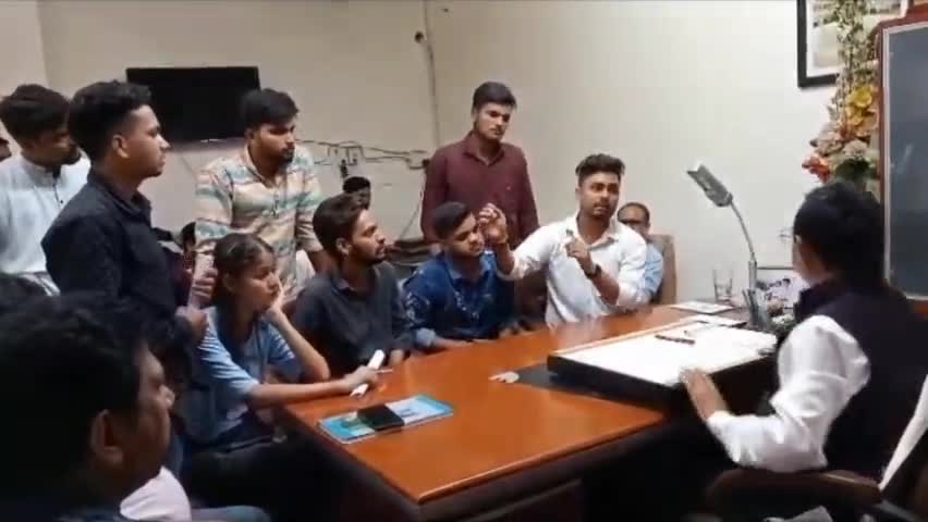 छात्र छात्रों की समस्या को लेकर आज कुलपति महोदय का घेराव कर आंदोलन की चेतवानी देते हुए 🚩

#AMANPANDEY #Amanpandey
#amanpandeyaka #teamamanpandey