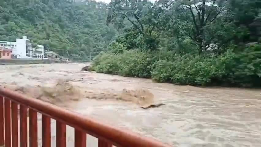 लंगूरी और सेल घाट नदियां अपने उफान पर।