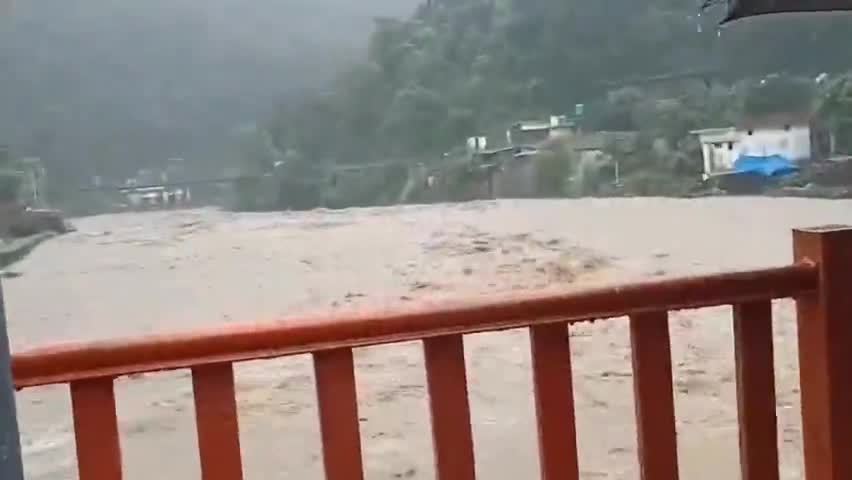 भारी बारिश से खो नदी अपने उफान पर नदी के आसपास रहने वालों पर मंडराया खतरा।