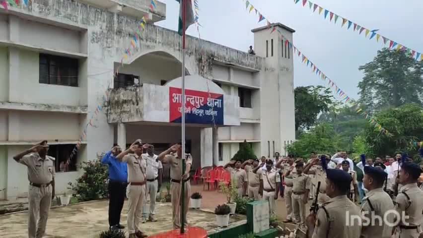 आनंदपुर: आनंदपुर के विभिन्न सरकारी व गैर सरकारी कार्यालयों में हुआ झंडोत्तोलन