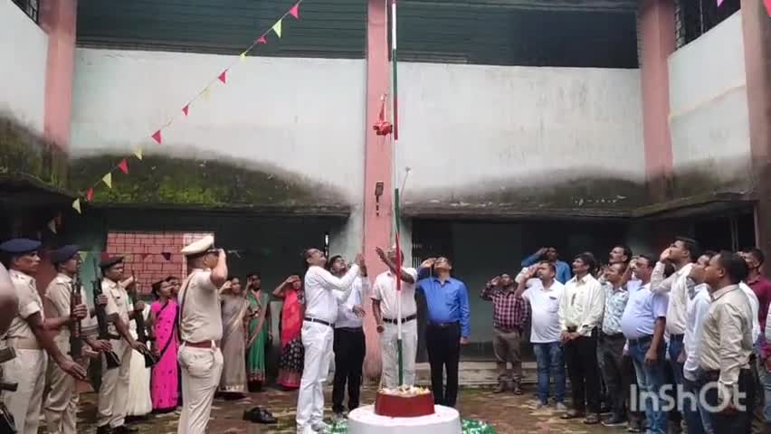 आनंदपुर: आनंदपुर प्रखंड कार्यालय में प्रखंड प्रमुख दिलबर खाखा ने फहराया झंडा