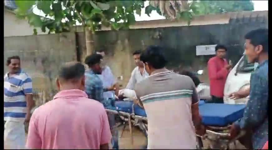 ଏମ ରାମପୁର: ସ୍ଥାନୀୟ ଚାରି ଛକରେ ଟ୍ରକ ବାଇକ ଧକ୍କାରେ ବାଇକ ଆରୋହୀ ଗୁରୁତର; ଜିଲ୍ଲା ମୁଖ୍ୟ ଡାକ୍ତରଖାନାକୁ ସ୍ଥାନାନ୍ତରିତ
