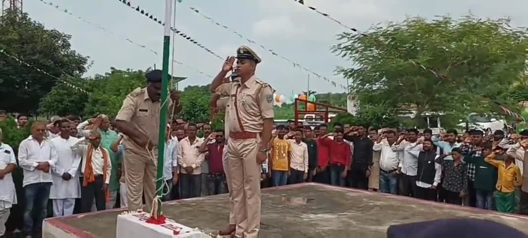 उंटारी रोड: उंटारी रोड थाना परिसर में थाना प्रभारी अशोक कुमार महतो ने किया ध्वजारोहण।