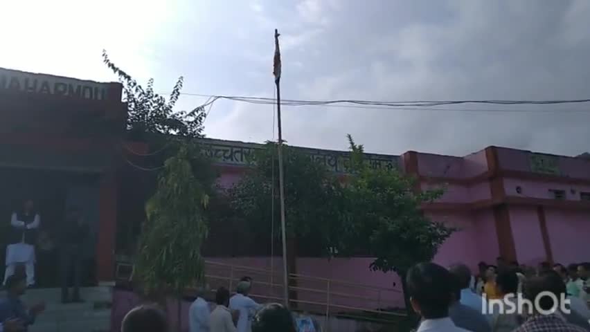 नाहरमऊ में शान से फहराया गया तिरंगा,बच्चो ने निकाली रैली एवम विद्यालय में किया पौधारोपण।