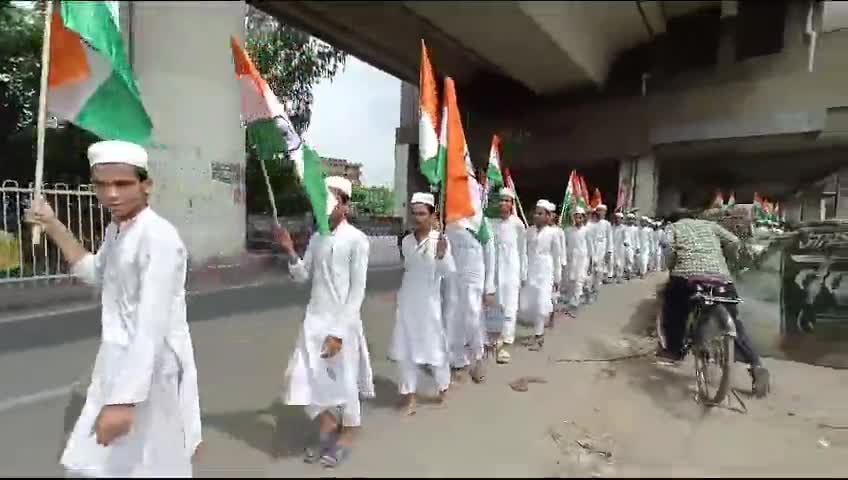 मदरसे के बच्चों ने निकाली रैली
#independenceday #madrasa #muslim #shamssaeed #harkhabaraaptak #shamsulqamar