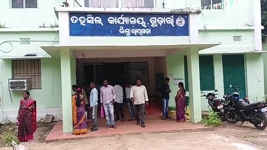 ଗୁଡାରି: ତହସିଲ କାର୍ଯ୍ୟାଳୟ ପରିସରରେ ଡୁମ୍ବାଗୁଡା ଗ୍ରାମବାସୀଙ୍କୁ ଘରବାରି ପଟ୍ଟା ପ୍ରଦାନ କଲେ ତହସିଲଦାର