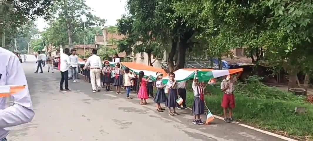 उंटारी रोड: भदुमा गांव में स्थित शहिद युग्मबर दीक्षित पब्लिक स्कूल से निकला 151 फिट का तिरंगा यात्रा