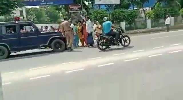 🔴 अमरोहा यूपी एसपी आफिस के सामने महिलाओं ने किया हंगामा वीडियो सोशल मीडिया में जम कर हुआ वायरल, #spoffice #AmrohaUP