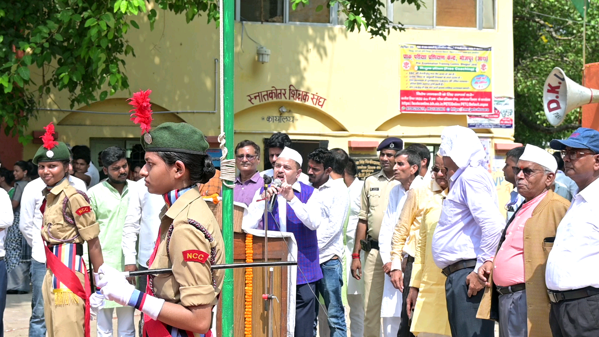 कुलपति, वीर कुंवर सिंह विश्वविद्यालय, आरा, भोजपुर झंडा तोलन के बाद छात्रों और शिक्षकों को एक नए संदेश देते हुए।
#vksu