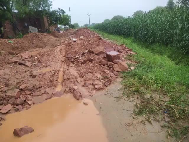 गांव नगला खिन्नी में डाली हुई मौरम फैलाई नही गई
बरसात में हालत बहुत खराब #नगला_खिन्नी
#naglakhinni