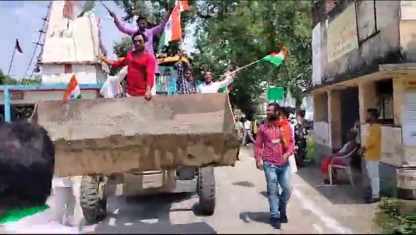 तिरंगा यात्रा का एक दृश्य जो बुलडोजर के साथ है, #rafiganj में #tirangayatra #news #buldozer #bihar #independenceday