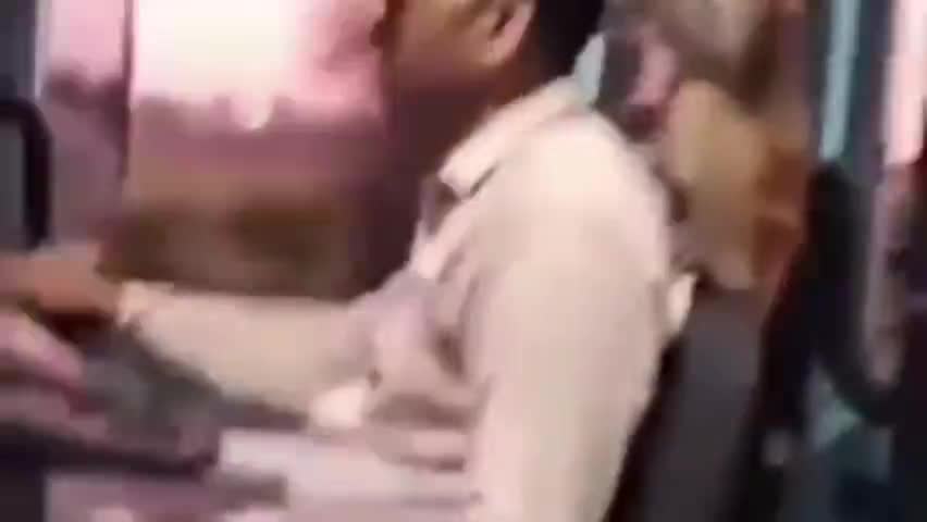 बस चालक ने किया ऐसा काम जिससे देख आप हैरान रह जाएंगे। नरवाना से चंडीगढ़ की रोडवेज बस चालक ने चलती बस में बंदर से मस्ती।