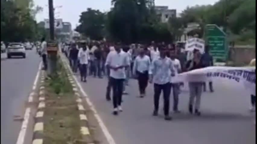 राजसमंद: राजसमंद में इंदिरा गांधी #स्मार्टफोन वितरण योजना का विरोध मोबाइल व्यापारियों ने राजसमंद में #रैली निकालकर सौंपा #ज्ञापन