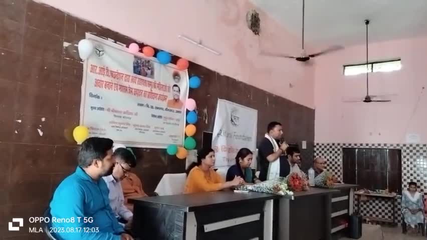 आज ब्लाक सभागार #बांगरमऊ में #आर_आई_टी_रूरल_फाउंडेशन द्वारा #स्वयं_सहायता_समूह की महिलाओं को अचार,मशरूम,जैम उत्पादन के प्रशिक्षण कार्यक्रम में पहुंचकर सरकार की जनकल्याणकारी योजनाओं पर चर्चा की।