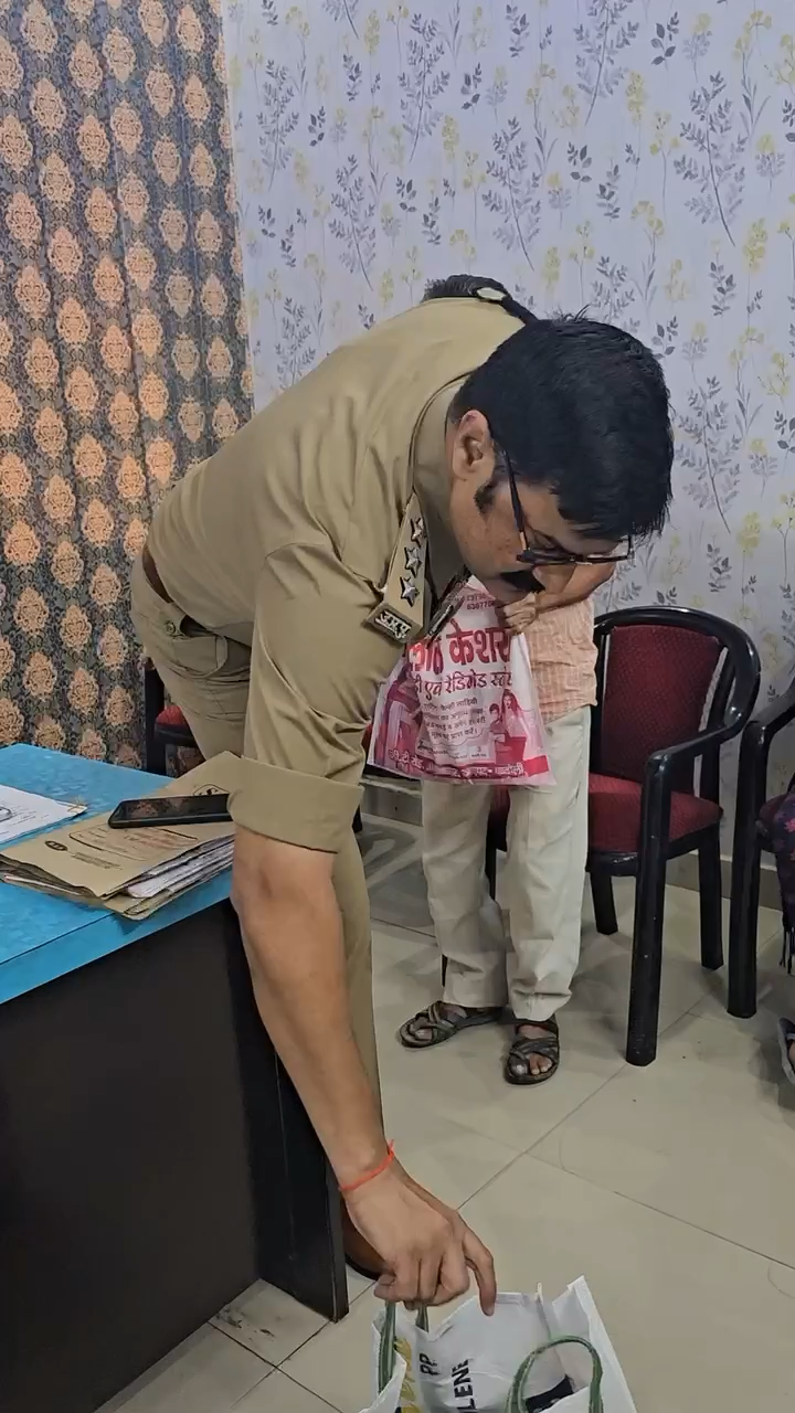दादा दादी के दोनों बेटे २०२० में गुजर गये,इस उमर में चाट बेच घर चलाते है अब दादी के पुलिस वाले बेटे है।#anirudhasingh