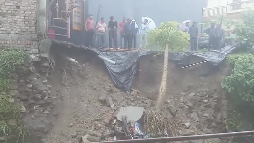 देहरादून के कारगी #बंजारावाला क्षेत्र गिरा नाले का पुस्ता मकान भी जद में